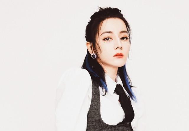 迪丽热巴新广告穿保暖内衣也依然辣妹！真不愧是女明星