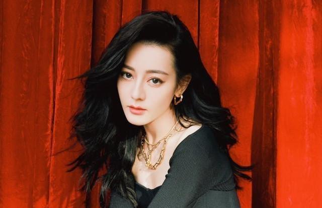 迪丽热巴新广告穿保暖内衣也依然辣妹！真不愧是女明星