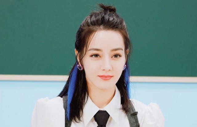 迪丽热巴新广告穿保暖内衣也依然辣妹！真不愧是女明星