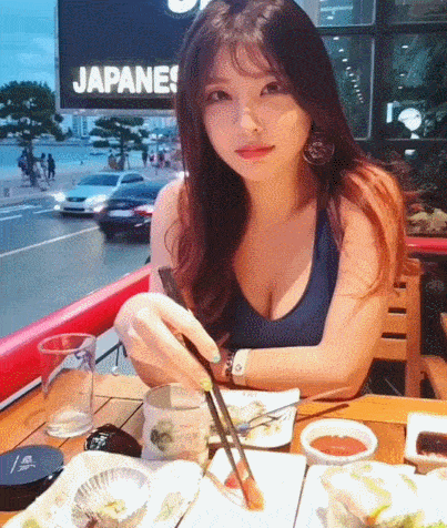 搞笑GIF趣图：出去吃饭老公和朋友先到了我开车到时