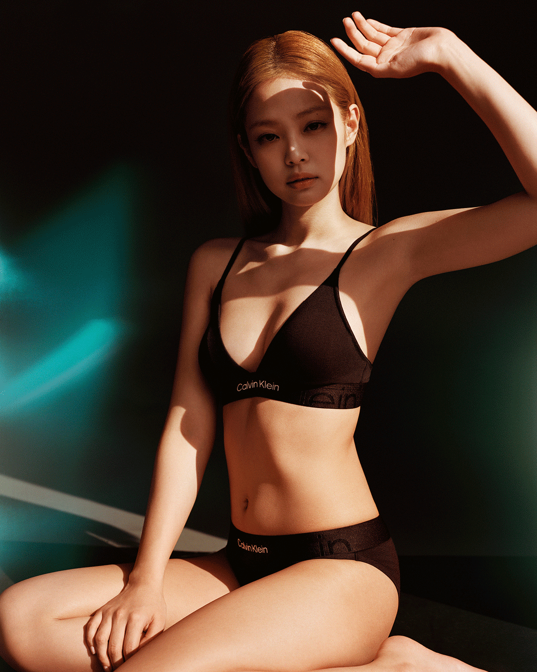 Jennie 全新「内衣」曝光！绝美腰臀比！不愧是纯欲天花板！